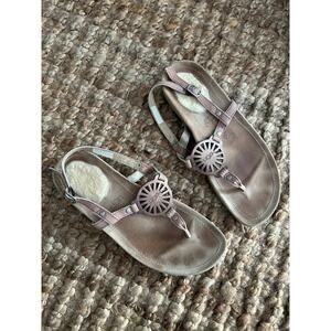 UGG Australia Leather T-Strap Sandals Gold Sheepskin Comfort Size 8